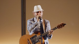Watch OFFICIAL CHARLIE WINSTON swoon an audience with his folk-soul inspired repertoire live at Jazz à Vienne Festival. Check out the full performance swoon an audience with his folk-soul-inspired repertoire live at Jazz à Vienne Festival. | Qwest TV