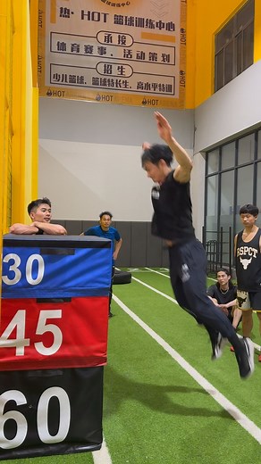Krisun on Instagram: "Test out the jumping ability of the best Chinese Parkour athletes"