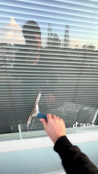 Het is weer maandag. Dus begin de werk week goed met een satisfying video #SIUZ #dutch #windowcleaning #satisfy #glazenwasser