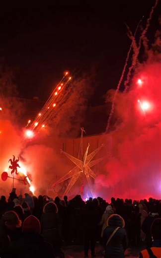 🔥✨ À Quimper, ce soir à 20h ! ✨🔥 Magnifique spectacle pyrotechnique sur l’esplanade François-Mitterrand 🔥 Un moment intense et spectaculaire porté par la Compagnie Karnavires, où le feu, la lumière et l’énergie transforment l’espace le temps d’un instant ✨ 📍 Quimper 🕗 Ce soir à 20h 💰 Gratuit – dans la limite des places disponibles Compagnie de théâtre de rue pyrotechnique Karnavires Un rendez-vous à ne pas manquer ⭐🔥 ©️Crédit vidéo : @kerambleiz Chateau De Kerambleiz @quimper.bzh Ville de
