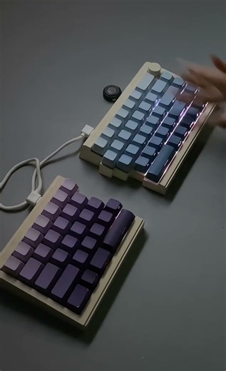 The split keyboard that moves with you!!!💜💙🆒💀#fyp #keyboard #st68 #split #trend