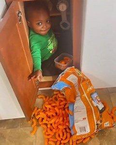 The little grin. We can't stop laughing. 😂 (🎥: @snackbandits_dad, @dylan_amora_patton) | E! News