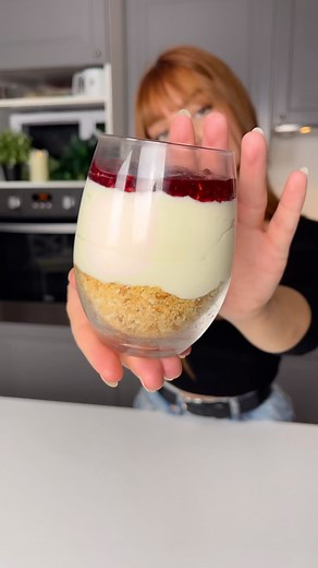 Lindoush 👩‍🍳✨ on Instagram: "Cheesecake express ✨ Si vous avez la flemme de vous lancer dans une préparation de Chessecake cette recette est faite pour vous ! Cette recette est prête en 10 minutes top chrono, sans temps de pose. Et je vous assure que c’est trop bon 🤤 Ingrédients pour 4 personnes 📜 • 250 ml de crème à fouetter • 250 ml de fromage à la crème • 30 g de sucre • 40 biscuits à émietter • 30 ml de beurre fondu • 1 citron (zeste) • Confiture de framboises Régalez-vous ! #recipe #ins