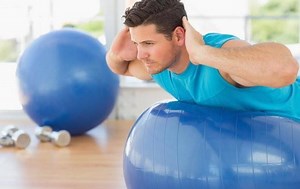 Cinco ejercicios para trabajar tu espalda con fitball
