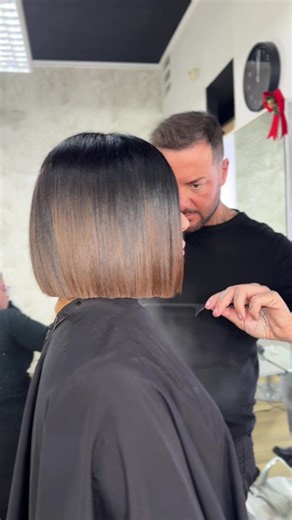 Precisione millimetrica. Linee pulite. Bob eseguito come da manuale. ✂️ Il taglio Bob è tornato protagonista assoluto: moderno, deciso, elegante. Ma diciamolo chiaramente: non è per tutti e soprattutto non è uguale per ogni viso. Qui entra in gioco la differenza tra un taglio qualunque e un taglio progettato. Noi studiamo: forma del viso, proporzioni, texture del capello e stile personale. Solo così il Bob diventa perfetto, valorizzante e facile da gestire. Sì, il Bob va di moda. Noi lo facciamo