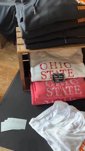 We are uptown between C & C Clothez and the police station. Stop in until 8pm and grab some sweet treats and some early Christmas gifts! | Two Sister’s Creative Market