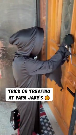 I’m passing out only Mr.Beast’s @Feastables this Halloween! 🎃👻 And you know your Papa Jake will be giving out the full size bars!! 🍫 HAPPY HALLOWEEN! #mrbeast #feastables #feastablesmrbeast #happyhalloween #papajake #mrbeastchallenge