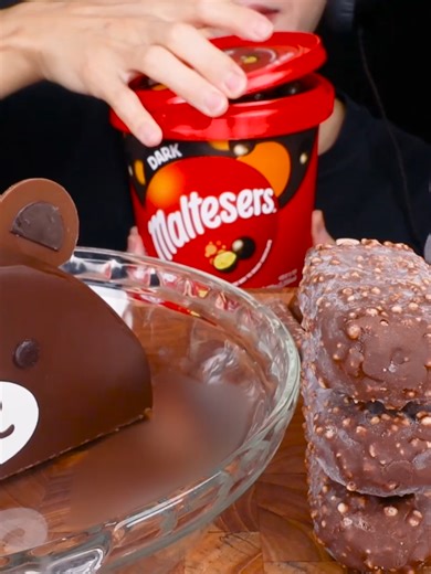 Jimmy ASMRで楽しむチョコレートとアイスクリーム