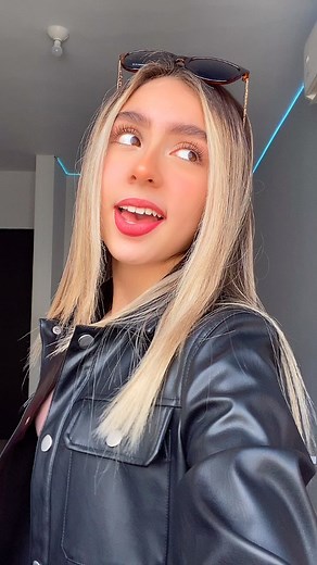 Karen Torres se arregla para grabar un video divertido México