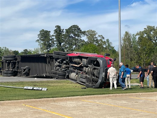 18-wheeler wreck shuts down northbound traffic on Lufkin loop