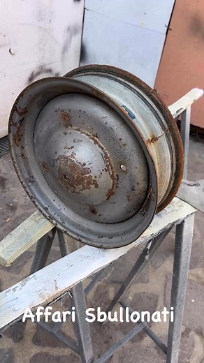 🚗✨ Fiat 500 restauro totale – da rottame a gemma unica!Guarda come una Fiat 500 d’epoca completamente abbandonata rinasce grazie a un restauro completo.Dalla carrozzeria arrugginita al motore, dagli interni ai dettagli cromati: ogni step racconta la trasformazione di una semplice auto storica in una vera icona italiana pronta a tornare su strada. 🇮🇹👉 Vuoi scoprire come si restaura una Fiat 500 e vedere il cambiamento passo dopo passo?Segui il video fino alla fine e lasciati sorprendere dalla