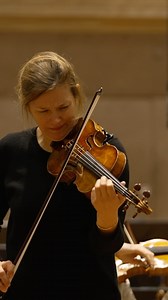 ❤️ Good music for your Sunday! As the two concerts last week were so excellent, here is another excerpt from the „Serenade after Plato’s Symposium“ for violin, string orchestra and percussion. (IV Agathon. Adagio) The soloist is @janinejansenviolinist, the conductor @james.gaffigan 🌸☀️ What music suits your Sunday? Let us know in the comments! (c) BR / Felix Hentschel #brso #symphonieorchesterdesbayerischenrundfunks #concert #leonardbernstein #janinejansen #jamesgaffigan | Symphonieorchester de