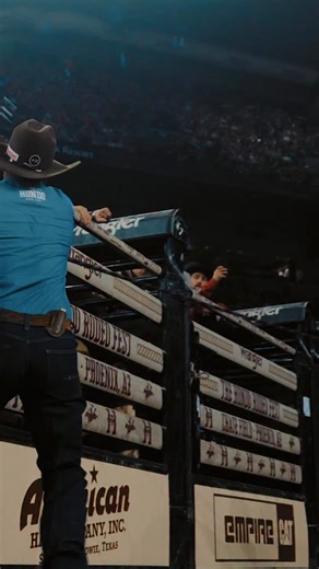 If every rodeo is this loud, sign us up for all of them. 🎥: Timothy Hiehle | Nickelback