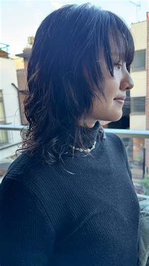 ウルフパーマ レディースパーマ ニュアンスパーマ 原宿美容院 森泉 果空 on Instagram: "wolf perm before⇒after！ ⁡ 逆光でも可愛さ伝わりますように🙏 2回目のお客様👩beforeからレイヤーをしっかり入れ直してカットだけでも動くように！パーマもかけ直してより動くように🙆‍♂️ ⁡ 顔まわりのワンカールは残して、毛先ブリーチ毛が残ってますが優しく柔らかくかけます！カラーは暗めのブラウン系で艶っぽく! ⁡ パーマとカラー一緒にすること可能です！ブリーチ毛にパーマかけれる場合もございます。ご相談ください🙇‍♀️ パーマが初めての方や似合うか不安な方もご安心ください☺️ 骨格・髪質・ライフスタイルに合わせて似合うパーマをご提案します。 スタイリングも3分で終わるくらい簡単なので、来店時にしっかりレクチャーします🫧 インスタからのご予約いつもありがとうございます！ ぜひお任せください🙇‍♂️こだわってご自宅で簡単に再現できるようにします。 縮毛矯正の履歴があって