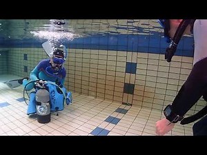 スキューバダイビングの超重要スキル～水中スクーバ器材の脱装着～プールの浅場での練習 和歌山県で60代から自分のスキルアップのために参加するダイビングインストラクターコース