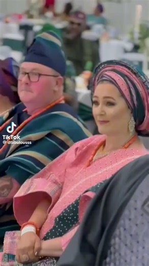 The bride's mother is so beautiful. Check out her Aso Oke. Look at the beautiful blend of colours. Looks so good on her 😍😍😍Wait till you see the Grooms' mothers 🥰