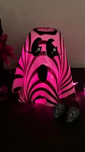 301 reactions · 7 comments | Murano Vase = Cute Spooky Ghost Get on this thrift trend and go find you a vase that you easily make into a ghost for some budget friendly Halloween decor. I’m so glad I tried this! Loving the end results 殺 Got this idea from the creator: @yours.truly_home 懶 . #halloweendiy #thriftflip #halloweendecor #homedecor #thrifting | Typsy Flypsy | Facebook