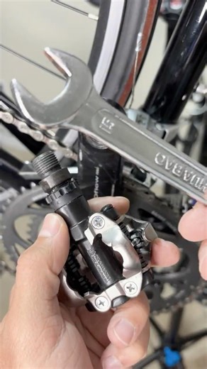 How to Swap Bike Pedals Correctly 🚴‍♂️ | Lefty-Loosey, Righty-Tighty Hack #cycling #biketips