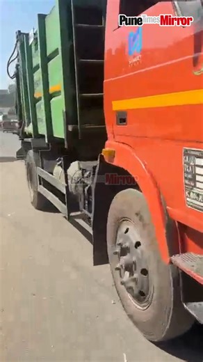 A PMC garbage truck was seen driving on the wrong side at Nagar Road in Viman Nagar, creating a serious safety risk for commuters. Along with the civic vehicle, several local road users were also seen coming from the wrong side, turning the busy stretch into a dangerous zone. Nagar Road handles heavy traffic daily, and such rule violations increase the chances of accidents, especially during peak hours. Citizens are now asking for strict traffic enforcement and better monitoring to stop this uns