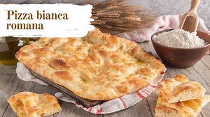 Voi avete impastato nelle vacanze? Io no , perchè ho lasciato cucinare altri per me, e ora ho proprio voglia di rimettermi al lavoro! Che ne dite di partire con una pizza bianca? ▬ Pizza bianca romana ▬▬▬▬▬▬▬▬▬▬ INGREDIENTI farina Nuvola del Mulino Caputo 500 g farina di semola di grano duro 25 g q.b. per la spianatoia lievito di birra disidratato 2 g zucchero 6 g miele 6 g acqua 430 g olio extravergine d’oliva 20 g sale fino 15 g sale di Maldon q.b. ▬ Vuoi stampare la ricetta della Pizza bianca