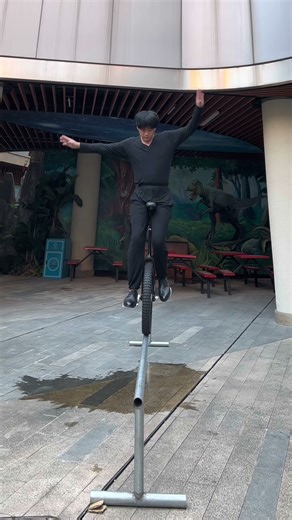 #台上一分钟台下十年功 #高难度动作 #惊险刺激 #危险动作请勿模仿 你走你的大道，我走我的独木桥。练功不易。🫠