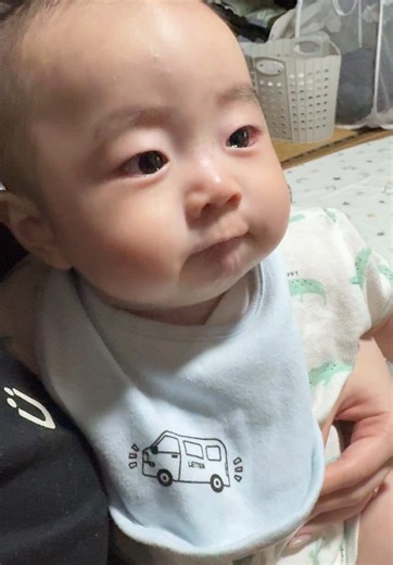 泣くの我慢するかわいいお口の赤ちゃん