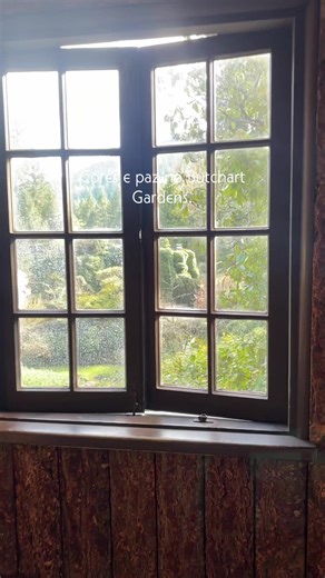 O Butchart Gardens é um dos jardins mais famosos do Canadá e uma das atrações mais visitadas perto de Victoria, na Vancouver Island. O lugar começou no início do século XX, quando Jennie Butchart decidiu transformar uma antiga pedreira de calcário abandonada em um grande jardim ornamental. Com o tempo, o espaço se tornou um verdadeiro espetáculo de paisagismo. Hoje, o jardim possui diferentes áreas temáticas, como o famoso Sunken Garden, o Japanese Garden e o Rose Garden, cada um com estilos e p