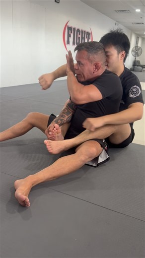 Defend Rear Naked Choke #defense #jiujitsu #bjj #grappling #mma #fighting #bjjlifestyle #chokehold