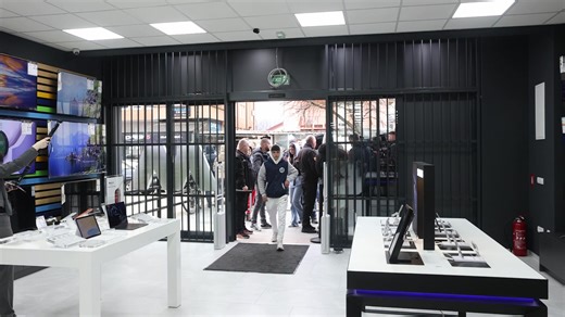 Multicom – vaš pouzdani partner u svijetu savremenih uređaja. U Beranama je otvorena nova poslovnica kompanije Multicom, čime je ovaj prepoznatljivi lanac tehničke robe dodatno proširio svoje prisustvo na sjeveru Crne Gore. 📞Telefon: 19933 📌 Ul. Dušana Vujoševića bb, preko puta Lakovića | Radio televizija Rožaje