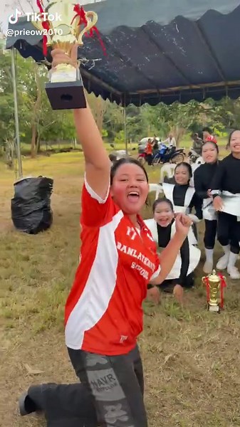 ภูมิใจในตัวเอง เพื่อนและน้องๆสุดๆ ทำออกมาได้ดีมาก ตอนแรกเห็นโรงเรียนอื่นเต้นเชียร์ตลอด แต่โรงเรียนเรา เต้นบ้าง ไม่เต้นบ้าง ท้อมาก เหนื่อยมาก ตอนกรรมการบอกรางวัลชนะเลิศ เชียร์ลีดเดอร์ นั่งเครียด รอผลออก สรุปที่1 กรี๊ดออกเลย ดีใจมาก พอมาถึงเต็นท์โรงเรียน ก็ร้องไห้ ภูมิใจ มันเป็นปีสุดท้ายแล้วของม.3 อยากให้น้องได้แชมป์เชียร์ลีดเดอร์2ปีซ้อน(ปีที่แล้วก็ได้ที่1) แล้วก็ทำได้อย่างที่หวัง สมแล้ว ที่เสียเวลาซ้อม ที่อดทนซ้อม น้องๆเก่งมากจริงๆ ขอบคุณนะ🙏🏻🏆🥹#โรงเรียนบ้านลาดกระทิง #fyp #wlw #ฟีดดดシ #อย่าปิด