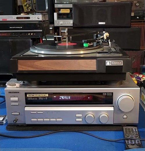 Playing A 78rpm Shellac Record On A Vintage Turntable. Red, Red Robin. Doris Day.