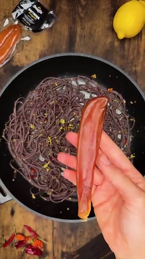 ⏬ RECETA ⏬✅ GUÁRDALO ✅ Spaghetti alla Bottarga Ingredientes: 🫒 1 cdta . Aceite de oliva virgen extra 🧈 2 cdta. Mantequilla 🧄 1 Ajo 🌶️ 1 Chili fresco 🍝 200gr Spaghetti con tinta de calamar 🦑 Botarga al gusto 🍋 1/2 Ralladura y jugo de limón Pasos: ☝️Cocemos la pasta y reservamos parte del agua. ✌️ En una sartén añadimos aceite, mantequilla y salteamos el ajo y el chili. 🤟Cuando se hayan cocinado añadimos la pasta, ralladura y jugos de limón y la botarga. 😋😋Listo para disfrutar!! Yo no he