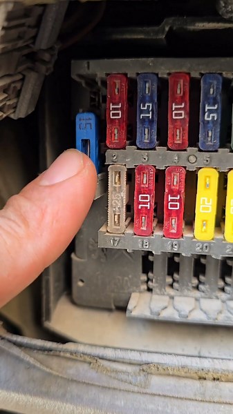 ✨️📻 Why Does the Radio Suddenly Turn Off Identify the Fuse Problem! 🔍 #automobile