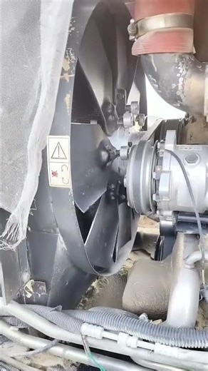 This Reversible Fan Cleans The Tractor Instantly 🚜