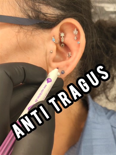💥ANTI TRAGUS💥 Ohren❗NIEMALS❗ schießen oder durchdrücken lassen, denn das hinterlässt geschädigtes Gewebe. Allen voran aber sind die Stecker die dabei genutzt werden bereits vom Anfang an viel zu kurz, weil die Verschlüsse hinten erst sehr spät einrasten Folgt uns, und begleitet uns in die Welt der professionellen Piercings. YouTube: https://youtube.com/@paulspiercingpoint-n1v?si=1DslSYRaV8ojiuaA Instagram: https://instagram.com/pauls_piercing_point Facebook: https://www.facebook.com/share/17L4