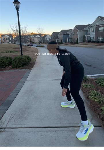 60-Yard Shuttle 🏃‍♂️🔥 2 sets x 3 reps 5-10-15 shuttle (out & back) ⏱️ Timed sets | Rest 90–120s Ran this on an incline 😮‍💨 Downhill on the way out, uphill on the way back had to slow it down, but that last run felt SO good pushing through 💪🏽