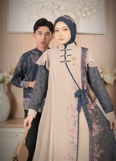 Cieee.. yang mau bikin tetangga iri pas lebaran nanti! 🤭 Yuk Bun, abadikan kemesraan bareng Pak Suami pakai Hesti Couple Set. Asli deh, perpaduan motif dual-tone-nya bikin kalian kelihatan kayak Pengantin Baru lagi! Ayah pasti suka bahannya yang adem (Sanpanama Premium), dan Bunda pasti happy dapet FREE TAS CANTIK dari Myzta! 👜✨ #sarimbitlebaran2026 #bajucouple #sarimbit #familyset #fypシ