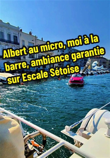 Aujourd'hui c'est mon collègue et ami Albert qui prend le micro pendant que moi je suis à la barre ⚓ Et dès le début de la balade, on a eu un petit moment comique avec ce mini water cart rose qui zigzaguait devant nous... on s'est limite demandé si le conducteur avait pas bu un coup avant ! 😅🍾 Ensuite, place à l'histoire : on vous raconte l'anecdote du bateau de Georges Brassens, retrouvé à la dérive du côté de Balaruc-les-Bains, qu'un habitant a remorqué jusque dans nos canaux. C'est cette hi