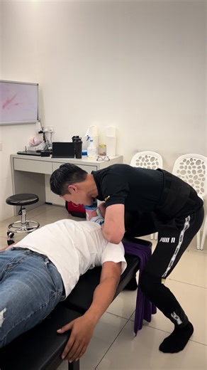 Neck Adjustment Techniques by Chiropractors