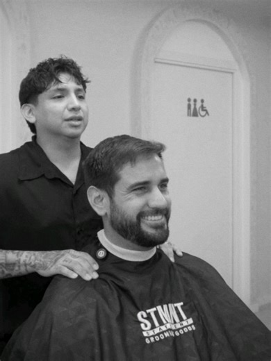 ✨ Un gran cambio de imagen siempre comienza con algo más que un corte de cabello. Comienza con entender tu rostro. En Prana Barber Spa Studio cada cliente vive una experiencia diferente dentro de nuestro Barber Spa Studio. Aquí no hacemos cortes al azar: diseñamos estilos personalizados a partir del visagismo. Todo empieza con un análisis detallado. 📏 Observamos las proporciones del rostro, tomamos medidas y estudiamos la estructura facial para encontrar el equilibrio perfecto. Utilizamos princ