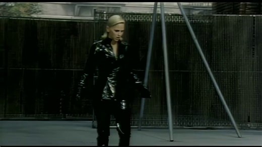 Scary Movie 3’ten çıkarılan bir sahnede, Cindy Campbell’in Matrix’e girip yüzlerce Samara ile savaştığı ve “Seçilmiş Kişi” olduğunu fark ettiği gösteriliyordu.Hatta Anna Faris, giydiği deri kostümü o kadar sevmişti ki çekimlerden sonra eve götürmüştü.