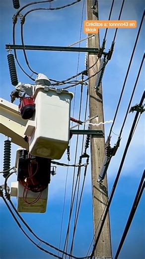 Línea viva 115kV ⚡👷 Recuerda siempre llevar el equipo adecuado de protección eléctrica al realizar maniobras. 👉 Encuentra en Relsamex solo las mejores marcas. Avalados por CFE con LAPEM sigla 03, además de el equipo de protección al liniero necesario para realizar su trabajo. ¿Necesitas cotizar un proyecto, orden de compra o existencias? Déjanos un mensaje. 🇲🇽 Envíos a todo México. ⚡ Relsamex... Energizando tus proyectos ⚡ ☎ 33 3162 0939, ☎ 33 3812 5682, ☎ 33 1368 1962. #cfe #relsamex #altat