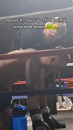 BOXER THROWS UP MID-FIGHT #boxing #throwup #boxer #fail #tko