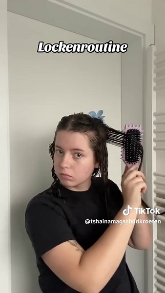 Beim stylen benutze ich zuerst meinen leave in Conditioner. Danach benutze ich eine ocken Styling Creme, dann folgt das Locken Mousse und zum Schluss mache ich noch das Curly Hair Gel für den Gel Cast rein🫶🏻 #curlyhair #curlyhairproducts #curlyhairroutine #curls #curlyhairtok