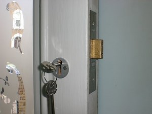 Unlocking UK Lever Lock Locksmith Lock Opening by Drilling