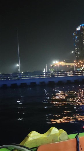 今天带中国老板们做着印尼本地人自制木船夜游雅加达海边风景线。