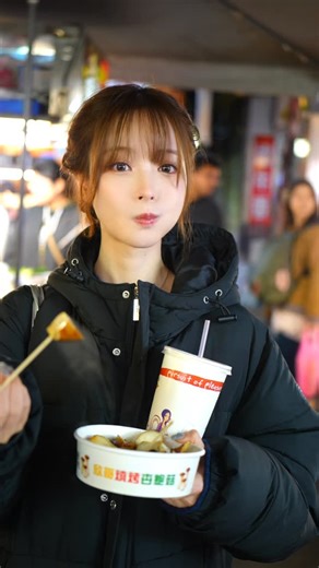 桃乃木かな | 夜市🏃‍♀️‍➡️🏃‍♀️‍➡️🏃‍♀️‍➡️ 去年もこの季節にこのベンチコートを着ていたはず😂 #饒河街觀光夜市 | Instagram