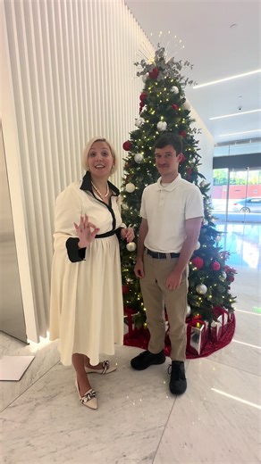 Θα ερχόμουν για δικαστηριακές εκπροσωπήσεις στη Καλιφόρνια και δε θα πέρναγα από το Ελληνικό μας Προξενείο στο Λος Άντζελες για Ελληνικές εγγραφές και αιτήσεις πολιτογράφησης; Αδύνατο…Η Μάρκου είναι απανταχού παρούσα και τα πάντα πληρούσα! Απανταχού Έλληνες Ομογενείς έχω τη τιμή και χαρά να σας εγγράφω όλους Έλληνες όλα αυτά τα πολλά έτη και μαζί με μένα και την ομάδα μου είμαστε έτοιμοι κάθε φορά να χαρούμε με τη χαρά σας, ήτοι ότι εγγραφήκατε Έλληνες. Μαζί σας να σας βοηθώ και να μαι δίπλα σας