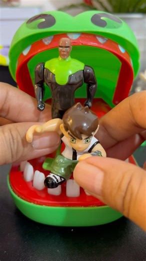Angry crocodile eating green lantern and ben10#ben10 #greenlantern #asmrsounds #satisfying