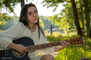 Bordeaux : Inès Chouki, jeune chanteuse de la Benauge, sort son premier album
